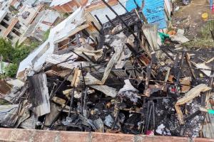 Con baldes de agua apagaron incendio en un barrio de Bello