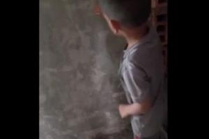 Niño de cinco años manipulando pólvora en Puerto Berrío, Antioquia.
