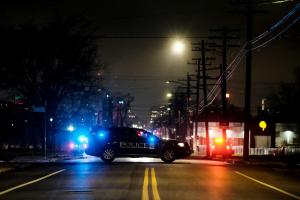 Arrestan a los padres de autor de tiroteo en escuela de Michigan, EEUU