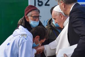El papa criticó en Lesbos el “naufragio de la civilización” por el abandono el migrantes 