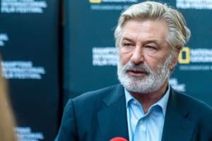 Alec Baldwin entregó su teléfono a la policía en el caso del disparo mortal en el set