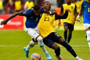 Brutal patada de Domínguez, portero de Ecuador, a Matheus Cunha de Brasil en la Eliminatoria