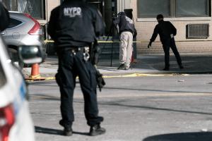 Policías llegan al lugar donde se registró un tiroteo en Nueva York