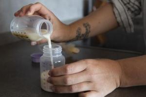 Mujer ganó más de $45 millones vendiendo su leche materna