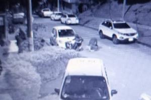[Video] Ladrones esperaron a su víctima para quitarle la moto en Bello