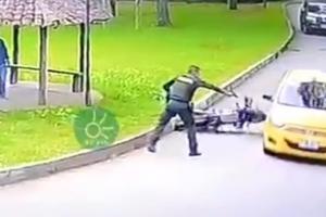 [Video] Policía se enfrenta a bala con ladrones en un taxi en El Retiro, Antioquia