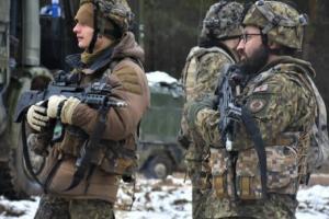 Crece el temor a una invasión rusa en Ucrania: Siguen bombardeos y evacuaciones