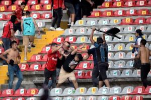 Disturbios en partido entre Gallos Blancos de Querétaro y Zorros del Atlas. 