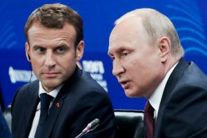 Putin acusó a Ucrania de "crímenes de guerra" en conversación con Macron