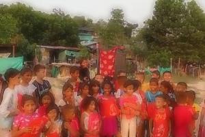 Niños con kits escolares de las Farc