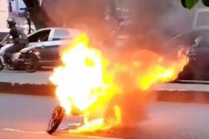 [Video] Paloterapia a fletero que se le varó la moto en Medellín