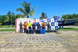 El alcaloide era transportado por dos sujetos a bordo de una lancha en el Golfo de Urabá.