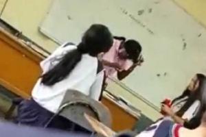 El hecho se presentó en pleno salón de clase y delante de varios alumnos.