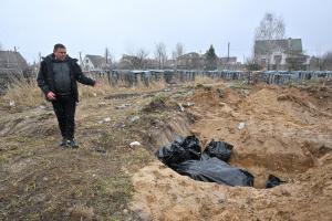 Fosa común en localidad de Bucha, Ucrania