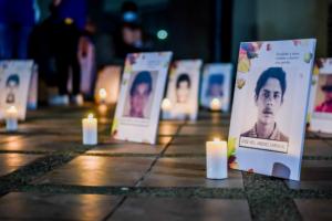 En el sepelio masivo también develó una placa conmemorativa con los nombres de las 73 víctimas.
