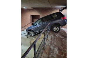 Carro queda atascado en escalera