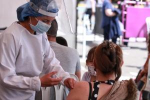 ¿Quiénes deben aplicarse la cuarta dosis contra el coronavirus? La OMS hace recomendaciones
