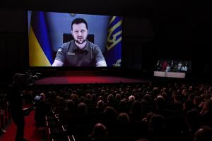 Volodimir Zelenski da un discurso en el Festival de Cannes