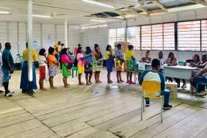 Indígenas votando