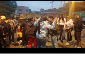 Frente a la funeraria, los fanáticos despiden a Darío Gómez con música