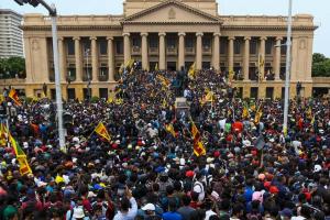 Manifestantes incendian la residencia del primer ministro de Sri Lanka