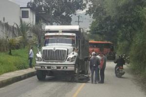Motociclista perdió una pierna al colisionar contra una volqueta 