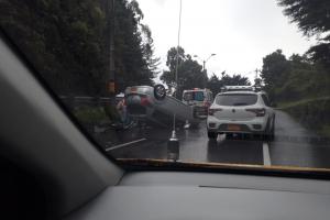 Vehículo particular terminó volcado sobre la avenida Las Palmas 