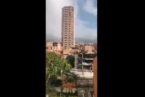 Denuncian que edificio está a punto de partirse en dos en Medellín