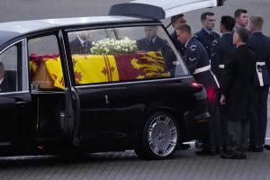 Féretro de la reina Isabel II llega a Londres para el último adiós