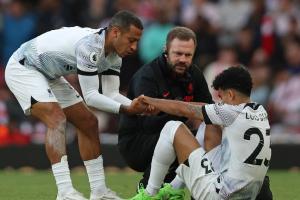 Luis Díaz en Liverpool lesionado de rodilla