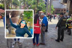 Las drogas y los cuchillos decomisados por la policía en La Plaza Botero de Medellín