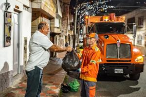 Recolección de residuos nocturno en Medellín