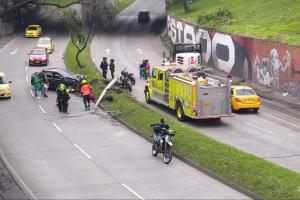 En aparatoso accidente carro chocó con poste de luz derribándolo completamente 