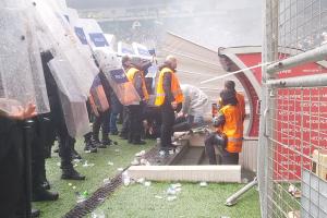 Con botellas de vidrio, agredieron a jugadores durante un partido en Turquía