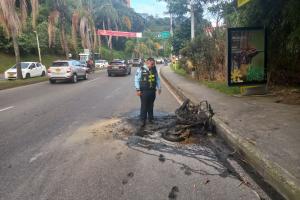 A presuntos ladrones les quemaron la moto en la vía Las Palmas