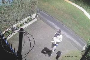 En video quedó registrado el hombre que puso carta en la casa amenazando a dirigente de Águilas Doradas