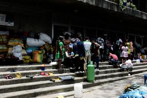 Indígenas en colegio  de Medellín 