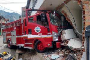 Accidente de carro de bomberos en Bello