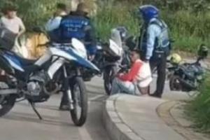 Grabaron a dos agentes “agrediendo” a un ciudadano en Bello ¿Qué ocurrió? 