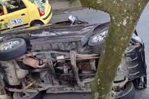 Carro chocó contra un árbol dejando varios menores heridos en Medellín 