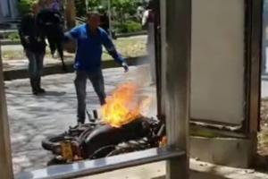 [Video] Comunidad enardecida agarró a golpes a presunto ladrón en Belén y le quemaron la moto 