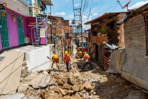 Construcción de vía en Manrique
