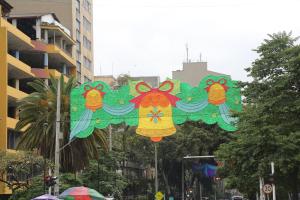 Montaje de los alumbrados navideños en Medellín