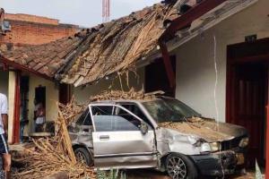 Un carro chocó contra una vivienda en San Antonio de Prado dejando seis personas heridas 