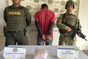 Un hombre fue capturado al hallarle camuflados en su equipaje 2 mil dosis de base de coca mientras viajaba por las vías de Chocó 