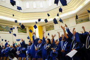 132 mujeres se graduaron en Medellín 