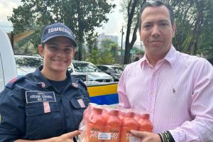Esteban Ramos, gerente de la FLA, entrega bebidas hidratantes a organismos de socorro.