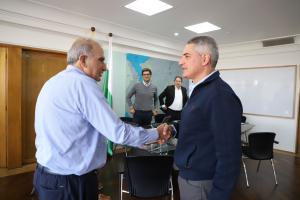 Gobernador de Antioquia y Humberto De La Calle en reunión 
