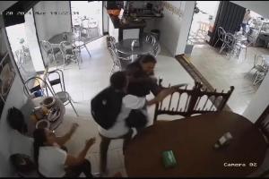 Valiente mujer se enfrentó a fletero en un restaurante de Medellín