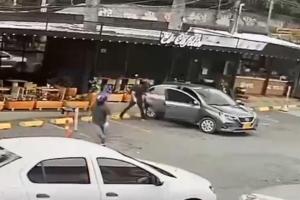 Revelan video del escape de los sicarios que asesinaron a un hombre en el Mall El Indio, en Medellín⁣